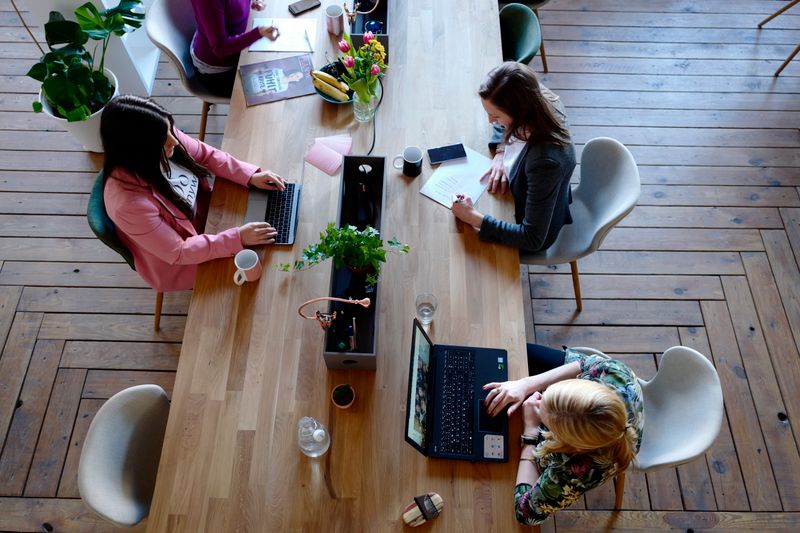 Espaço de coworking visto de cima