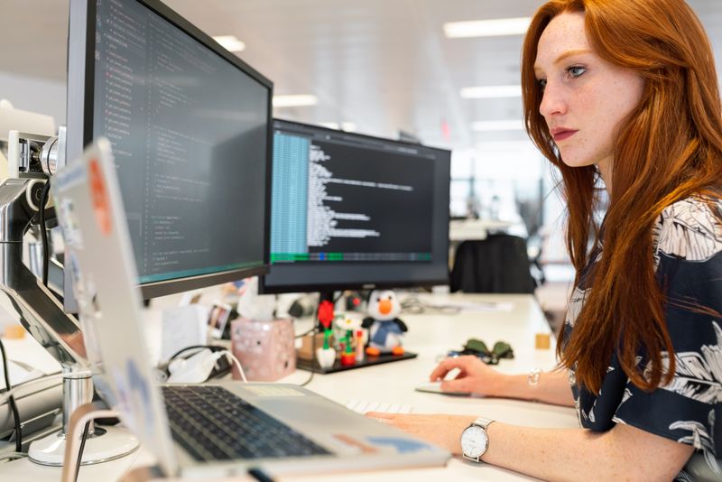 Profissional trabalhando em desenvolvimento de tecnologia