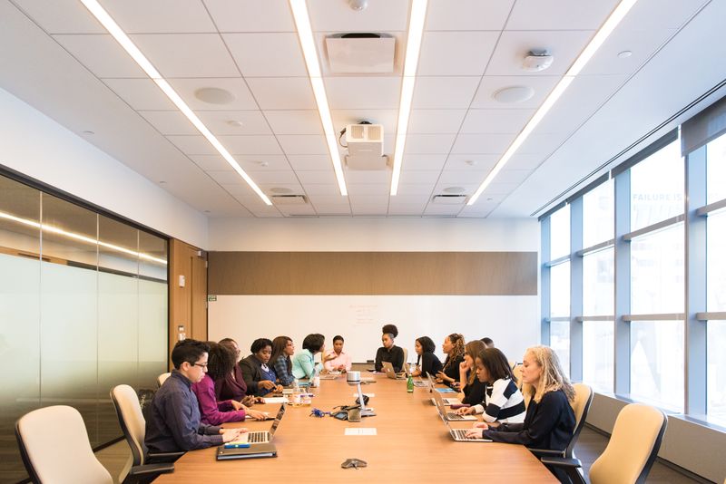 Sala de reunião corporativa moderna