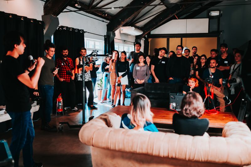 Profissionais reunidos em networking