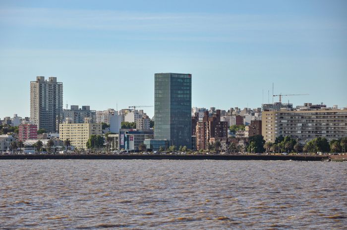 Skyline de Montevidéu à beira da água