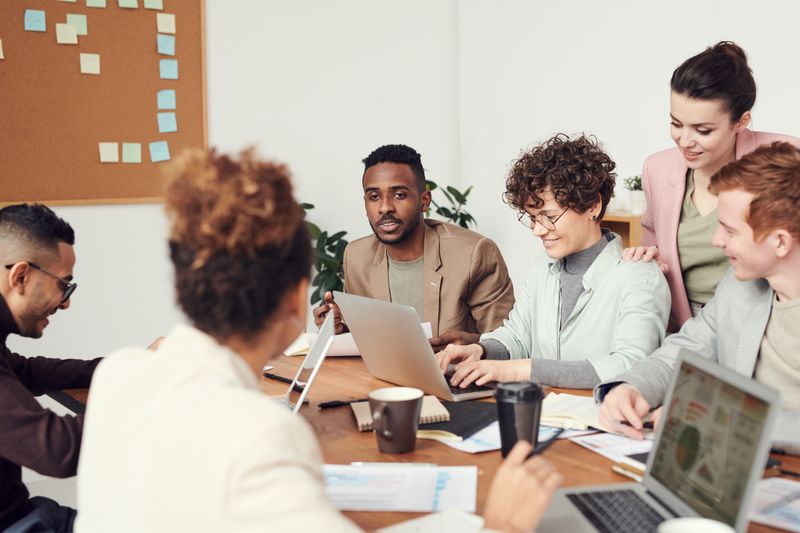 Reunião corporativa com equipe diversa